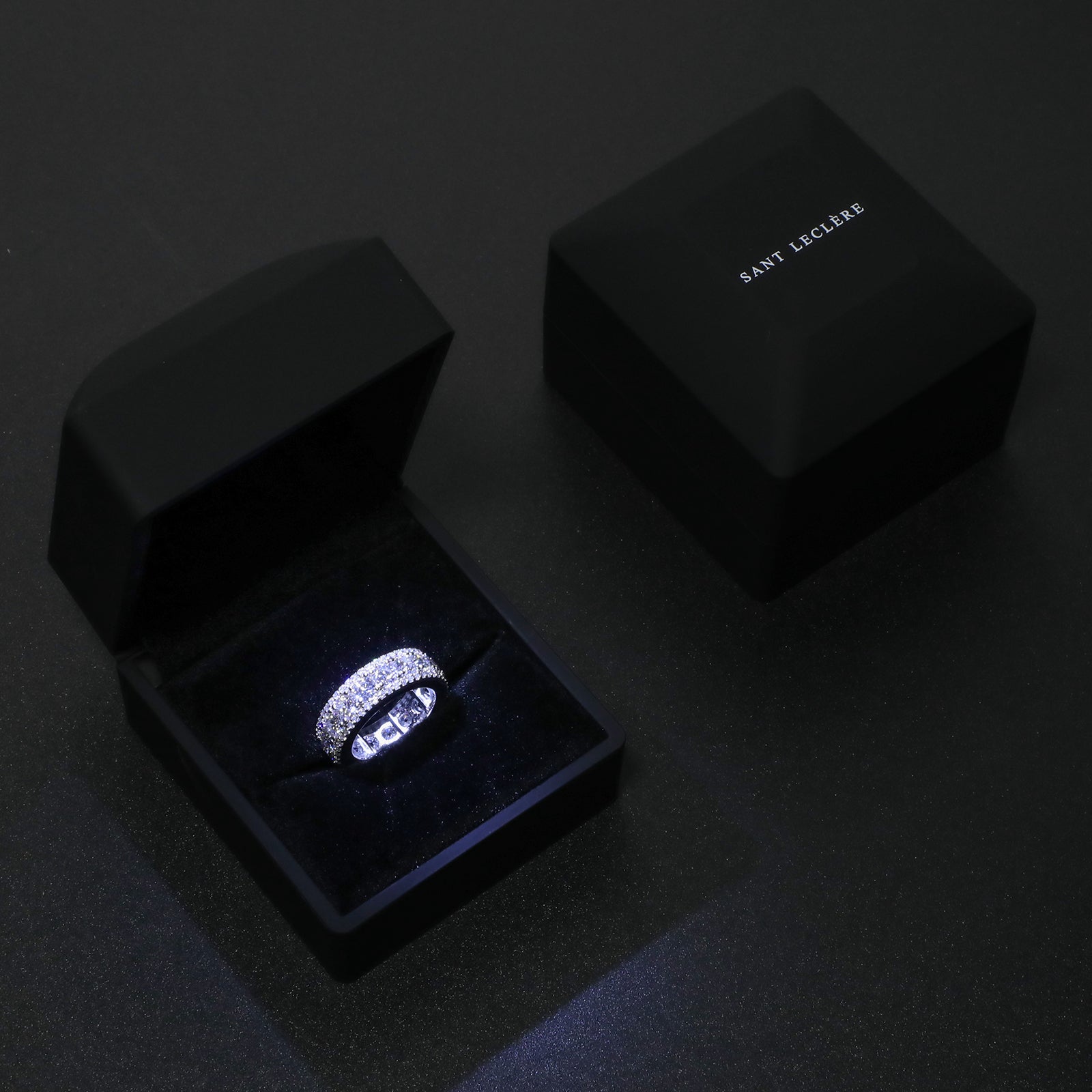 MOISSANITE ICED BAND RING - WHITE GOLD - Sant Leclère