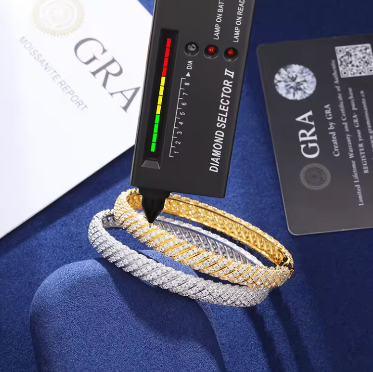 MOISSANITE TWISTED BANGLE BRACLET - GOLD 8MM - Sant Leclère