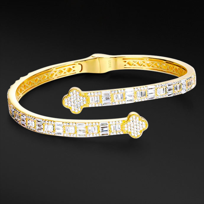 MOISSANITE CLOVER BANGLE - 18K GOLD - Sant Leclère
