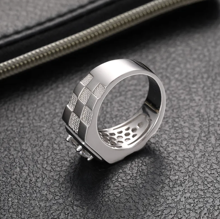 MOISSANITE CHECKERED RING - WHITE GOLD - Sant Leclère