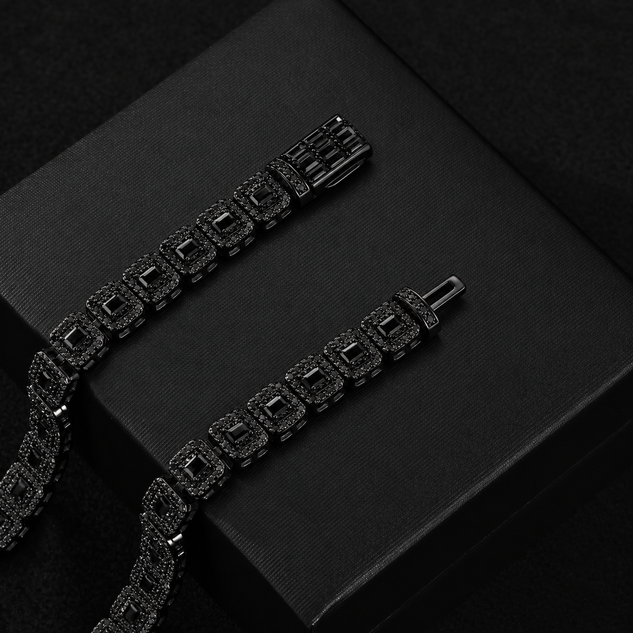 Maison Royale Noir Chain