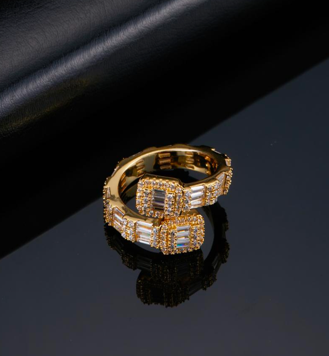 ICED BAGUETTE RING - 18K GOLD