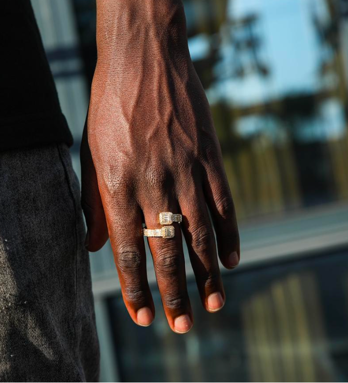 ICED BAGUETTE RING - 18K GOLD