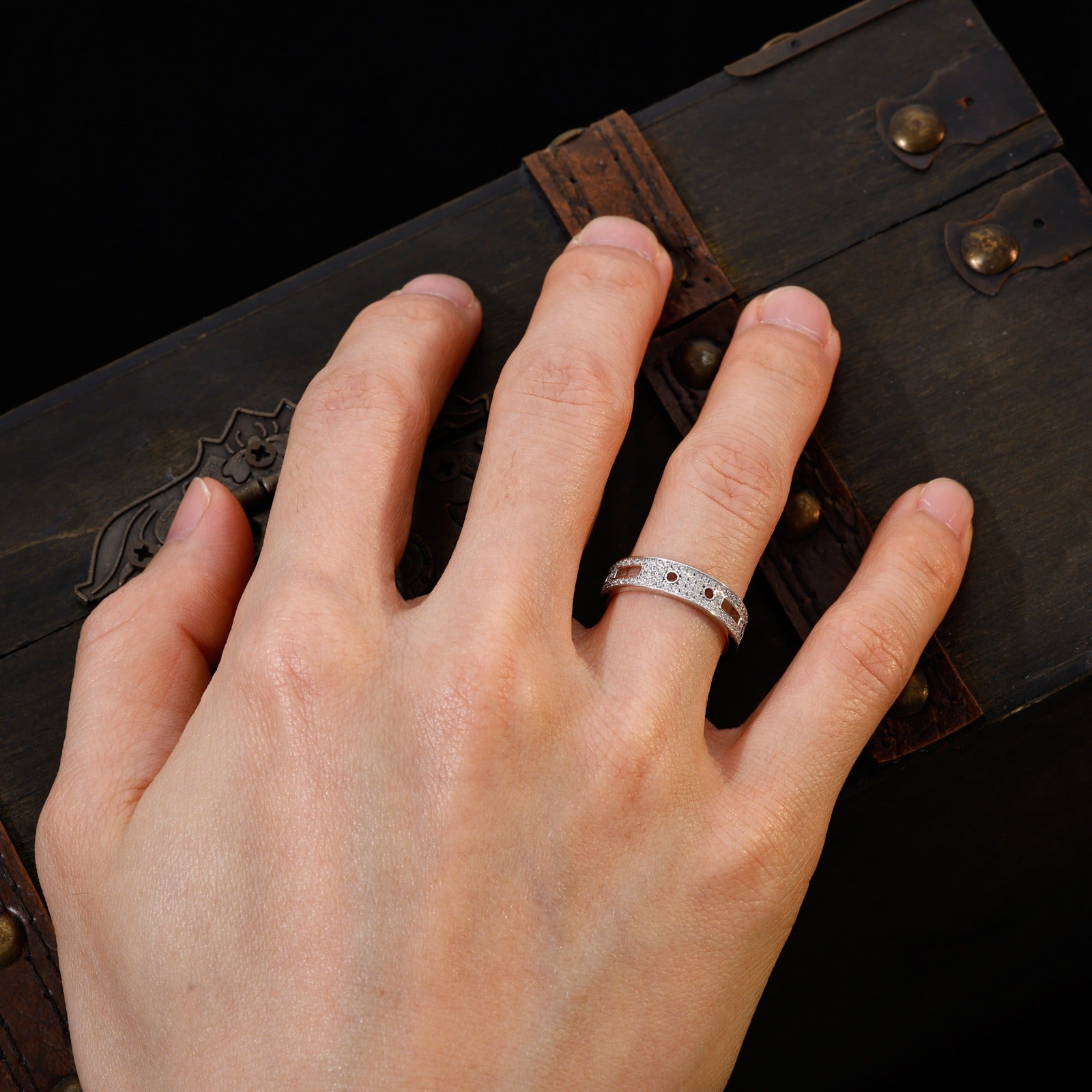 Pavé Cadre Ring
